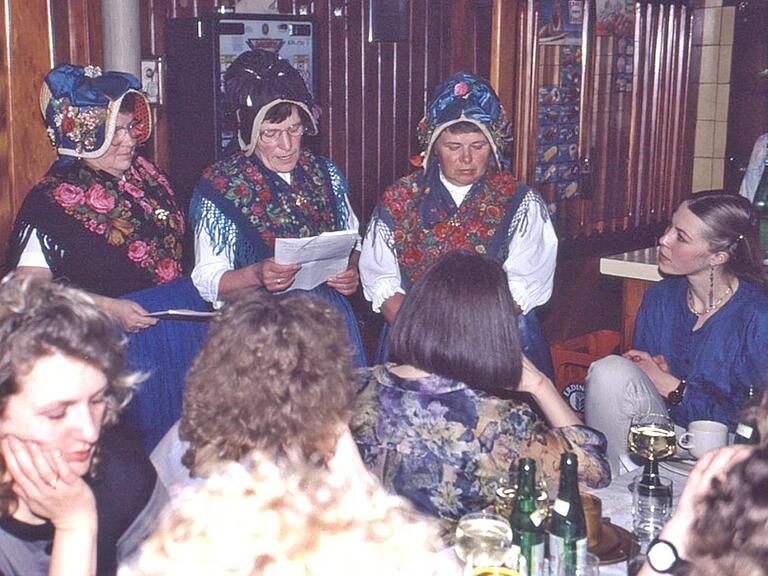 Das war 1992: Anneliese Müller, Lore Schüler und Marianne Wachmer erklären den Neuen die Geschichte der Irmelshäuser Weiberkiez. Das war 1992: Anneliese Müller, Lore Schüler und Marianne Wachmer erklären den Neuen die Geschichte der Irmelshäuser Weiberkiez.