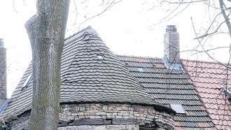 Rundturm mit DachVon &bdquo;An den Schanzen&ldquo; ist der Turm, der in die Stadtmauer eingefügt wurde, zu sehen.