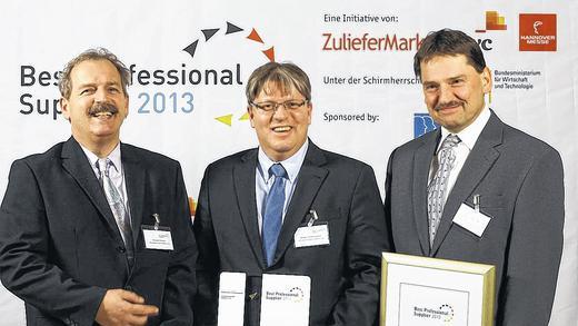 Nahmen den Award in der Kategorie Komponenten und Zeichnungsteile entgegen: die Zulieferprofis von Lisi Automotive KKP in Mellrichstadt mit ihrem Werkleiter Roger Schweigert (Mitte), KVP-Beauftragter Harald Simon (links) und Qualitätsleiter Jörg Kemter (rechts).