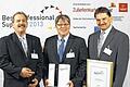Nahmen den Award in der Kategorie Komponenten und Zeichnungsteile entgegen: die Zulieferprofis von Lisi Automotive KKP in Mellrichstadt mit ihrem Werkleiter Roger Schweigert (Mitte), KVP-Beauftragter Harald Simon (links) und Qualitätsleiter Jörg Kemter (rechts).