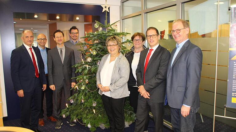 In der Sparkasse läuft die Wunschbaumaktion zu Gunsten des Antonia-Werr-Zentrums. Beim Start von links stellvertretender Sparkassen-Vorstandsvorsitzender Roberto Nernosi, Jürgen Hugo (Beiratssprecher Gerolzhofen-aktiv), Bürgermeister Thorsten Wozniak, Daniel Hausmann (Schriftführer), Vorsitzende Petra Aumüller, 2. Vorsitzende Elisabeth Orth, Sparkassen-Filialleiter Andreas Eisenhauer und Georg Repp, stellvertretender Gesamtleiter im Antonia-Werr-Zentrum.