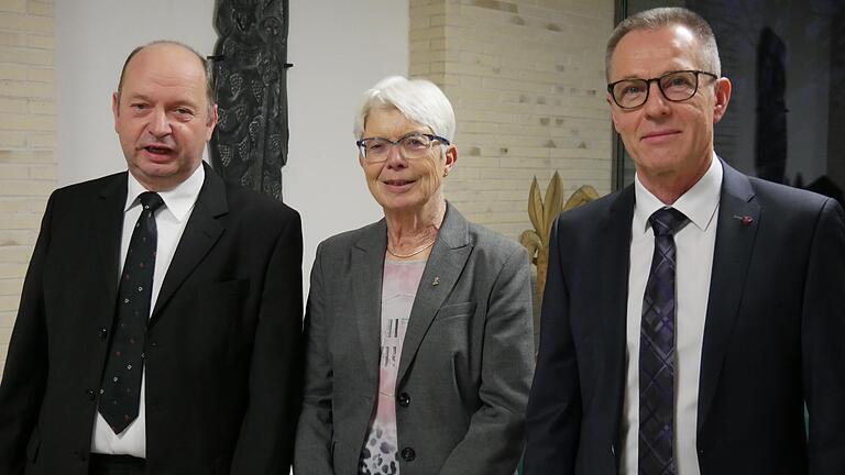 Am Neujahrsempfang begrüßten Bürgermeister Herbert Hemmelmann, Dritte Bürgermeisterin Marie-Luise Schäfer und der scheidende Zweite Bürgermeister Uwe Menth die Gäste am Eingang.