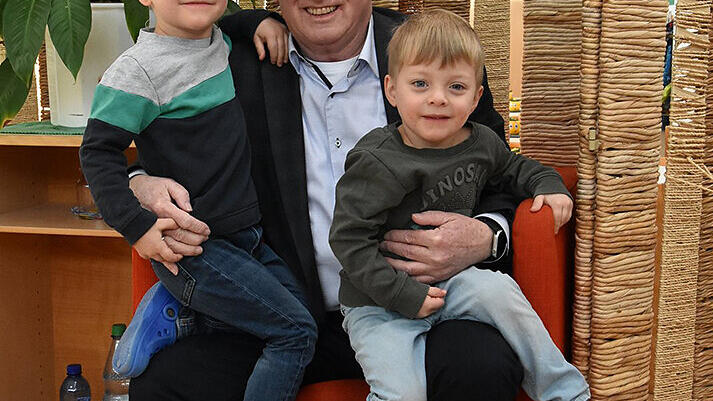 Ein Herz und eine Seele: Peter Stichler mit seinen beiden Enkeln Jakob und Leo.