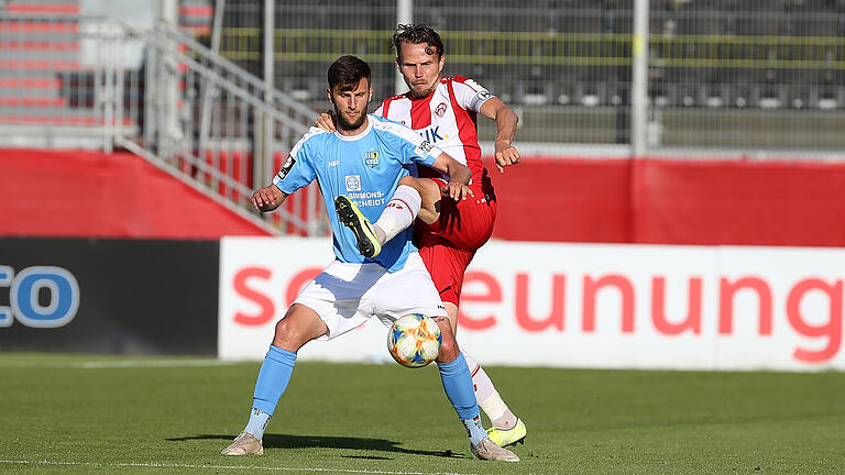 Kickers-Kapitän Sebastian Schuppan (rechts im Zweikampf mit dem Chemnitzer Dejan Bozic) und seine Rothosen blieben zuletzt zweimal in Serie ohne Gegentreffer.