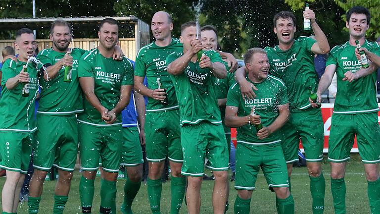 Die FG Marktbreit-Martinsheim II feiert nach dem Sieg im Relegationsspiel gegen den SC Mainsondheim auf dem Sportgelände des SSV Kitzingen den Aufstieg in die Kreisklasse.