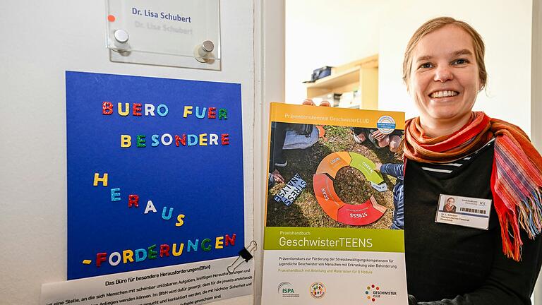 Der Geschwisterclub hat für verschiedenen Altersklassen Angebote parat. Im Bild: Dr. Lisa Schubert, die für das Projekt mitverantwortlich ist. Der Geschwisterclub hat für verschiedenen Altersklassen Angebote parat. Im Bild: Dr. Lisa Schubert, die für das Projekt mitverantwortlich ist.