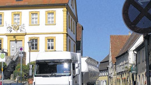 Immer noch zu viele Lastwagen: In Winterhausen gibt es nach wie vor Klagen über Schwerverkehr, der durch die Ortsdurchfahrt rollt, obwohl dies seit der Inbetriebnahme der Goßmannsdorfer Brücke längst nicht mehr nötig wäre. Neue Aktionen sind nun ins Auge gefasst, um die Laster aus dem Ort heraus zu bringen. Immer noch zu viele Lastwagen: In Winterhausen gibt es nach wie vor Klagen über Schwerverkehr, der durch die Ortsdurchfahrt rollt, obwohl dies seit der Inbetriebnahme der Goßmannsdorfer Brücke längst nicht mehr nötig wäre. Neue Aktionen sind nun ins Auge gefasst, um die Laster aus dem Ort heraus zu bringen.