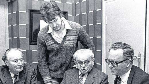 Schlaglicht aus der Ära Zeitler: Oberbürgermeister Klaus Zeitler (rechts) 1982 bei der Übergabe einer Dokumentation des israelitischen Friedhofs, in der alle Grabmale dokumentiert sind. Direkt neben ihm der frühere Vorsteher der israelitischen Gemeinde in Würzburg David Schuster und der frühere Stadtbaurat Paul Heinrich Otte (links). Stehend der damalige Architekturstudent Rainer Schimmel, der die Dokumentation erarbeitet hat. GEORG HEUSSNER Schlaglicht aus der Ära Zeitler: Oberbürgermeister Klaus Zeitler (rechts) 1982 bei der Übergabe einer Dokumentation des israelitischen Friedhofs, in der alle Grabmale dokumentiert sind. Direkt neben ihm der frühere Vorsteher der israelitischen Gemeinde in Würzburg David Schuster und der frühere Stadtbaurat Paul Heinrich Otte (links). Stehend der damalige Architekturstudent Rainer Schimmel, der die Dokumentation erarbeitet hat. GEORG HEUSSNER