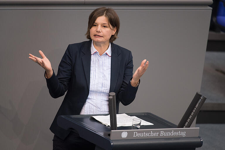 Manuela Rottmann (Bündnis90/Die Grünen) aus Hammelburg berichtet von körperlichen Angriffen von Mitarbeitern der AfD-Fraktion auf Mitarbeiter der Grünen-Fraktion. Manuela Rottmann (Bündnis90/Die Grünen) aus Hammelburg berichtet von körperlichen Angriffen von Mitarbeitern der AfD-Fraktion auf Mitarbeiter der Grünen-Fraktion.