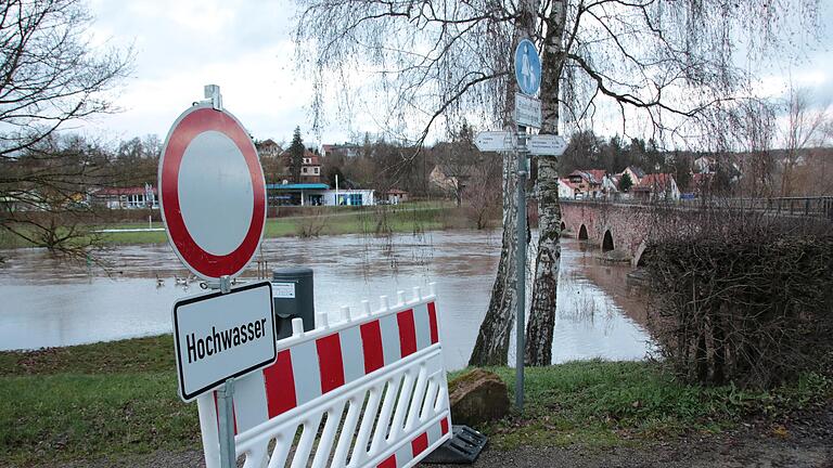 Einzelne Fußwege, wie hier an der alten Saalebrücke in Euerdorf, sind überflutet und deshalb gesperrt, mit größeren Schäden rechnen Experten entlang der Saale im Landkreis Bad Kissingen allerdings nicht. - Einzelne Fußwege, wie hier an der alten Saalebrücke in Euerdorf, sind überflutet und deshalb gesperrt, mit größeren Schäden rechnen Experten entlang der Saale im Landkreis Bad Kissingen allerdings nicht. Einzelne Fußwege, wie hier an der alten Saalebrücke in Euerdorf, sind überflutet und deshalb gesperrt, mit größeren Schäden rechnen Experten entlang der Saale im Landkreis Bad Kissingen allerdings nicht. - Einzelne Fußwege, wie hier an der alten Saalebrücke in Euerdorf, sind überflutet und deshalb gesperrt, mit größeren Schäden rechnen Experten entlang der Saale im Landkreis Bad Kissingen allerdings nicht.