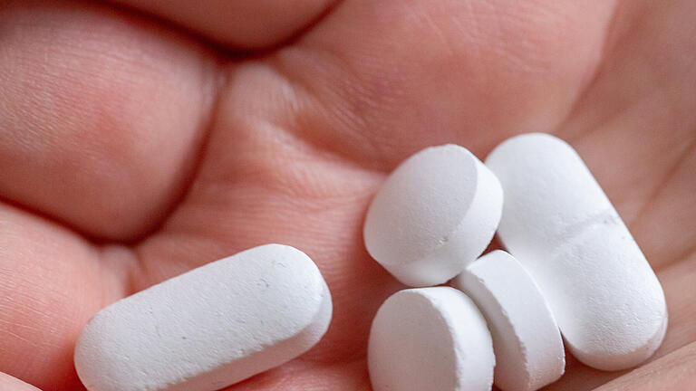 Nahrungsergänzungsmittel - Vitaminpräparate.jpeg - Ohne Vitamine kann der Mensch nicht leben. Und herrscht Mangel, nimmt er sie heute per Tablette oder Präparat zu sich. Aber wie steht es um den Vitamin-Haushalt der Menschen in Deutschland? Nahrungsergänzungsmittel - Vitaminpräparate.jpeg - Ohne Vitamine kann der Mensch nicht leben. Und herrscht Mangel, nimmt er sie heute per Tablette oder Präparat zu sich. Aber wie steht es um den Vitamin-Haushalt der Menschen in Deutschland?