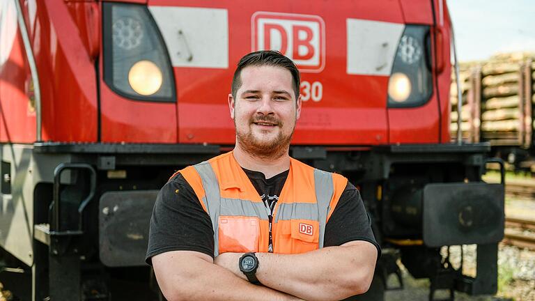 Philipp Wieland sorgt dafür, dass wichtige Güter und Transporte von Würzburg aus über die Schienen in alle Regionen Deutschlands kommen.