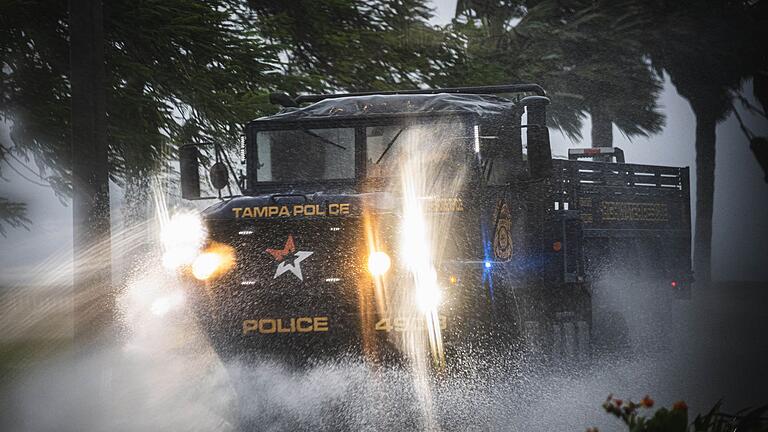 Sturm &bdquo;Debby&rdquo;       -  Die Polizei von Tampa im US-Bundesstaat Florida sichert wegen Sturm &bdquo;Debby&rdquo; die Fahrbahnen.