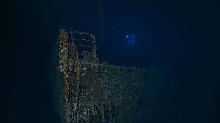 Expedition zur Titanic       -  Am Bug fehlt ein rund viereinhalb Meter langer Teil der Reling.