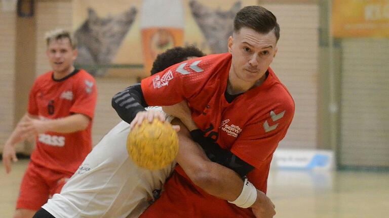 Jannik Schmitt (am Ball) hat sich einen Riss des vorderen Kreuzbandes zugezogen und wird dem TSV Lohr lange Zeit fehlen.