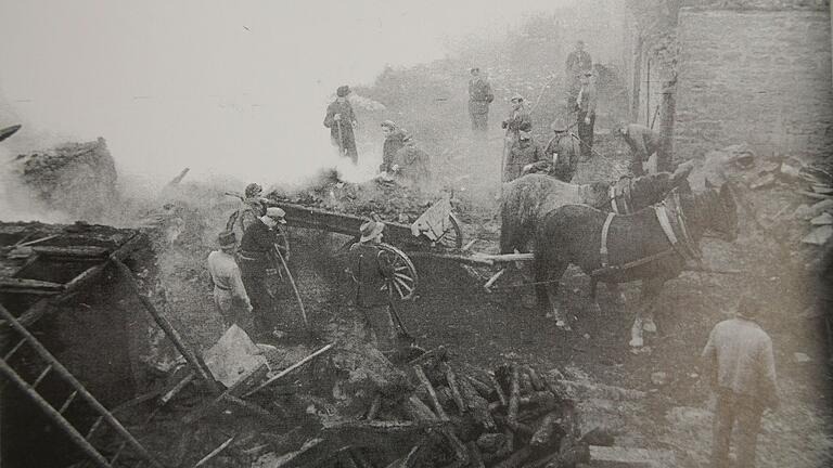 Der Brand in Wiesenfeld 1953 konnte gerade so unter Kontrolle gebracht werden. (Archivbild) Der Brand in Wiesenfeld 1953 konnte gerade so unter Kontrolle gebracht werden. (Archivbild)