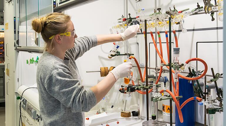 Eine Mitarbeiterin an einer Laborvorrichtung im Neubau für Anorganische Chemie der Uni Würzburg.