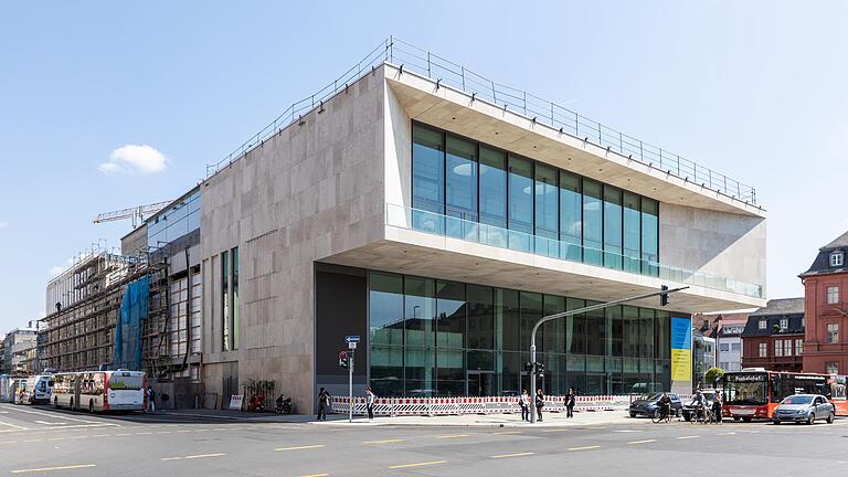 Es gibt mal wieder schlechte Nachrichten von der Baustelle des Mainfranken Theaters: Der Architekt trennt sich vom Theater noch während der laufenden Sanierung. Ein Blick auf den neuen Kopfbau, der nun voraussichtlich im Herbst dieses Jahres eröffnet werden soll.