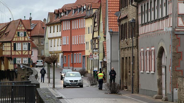 In Marktbreit kam es am Montagmittag zu einem größeren Polizeieinsatz, nachdem ein Familienstreit eskaliert war. Die Kripo Würzburg und Kräfte der Inspektion Kitzingen ermittelten an mehreren Stellen im Ort. In Marktbreit kam es am Montagmittag zu einem größeren Polizeieinsatz, nachdem ein Familienstreit eskaliert war. Die Kripo Würzburg und Kräfte der Inspektion Kitzingen ermittelten an mehreren Stellen im Ort. 