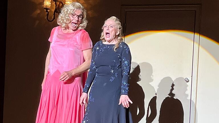 Dagmar Manzel und Max Hopp in der Operette: „Eine Frau, die weiß, was sie will“. Dagmar Manzel und Max Hopp in der Operette: „Eine Frau, die weiß, was sie will“.