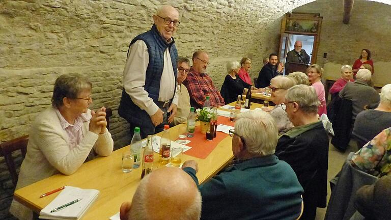 Günter Hack bedankte sich im Gewölbekeller der Kirchgaden bei den Mitwirkenden des Brotback- und Verkaufsteams für die gute Zusammenarbeit, bevor er als einer von drei Unermüdlichen neben Willy Denzer und Helmut Siefritz zum Ehrenmitglied ernannt wurde.