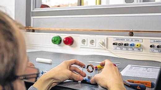 Blitze ohne Donner im Hochspannungslabor