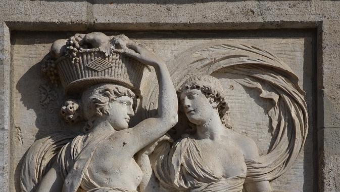 Würzburg-Rätsel, Teil 4: Frauen mit Früchten       -  Sind sie Griechinnen? Römerinnen? Würzburgerinnen? Warum zeigen sie ihre Brüste? Wohin wollen sie mit dem Obst und dem Gemüse und dem Kaninchen?
