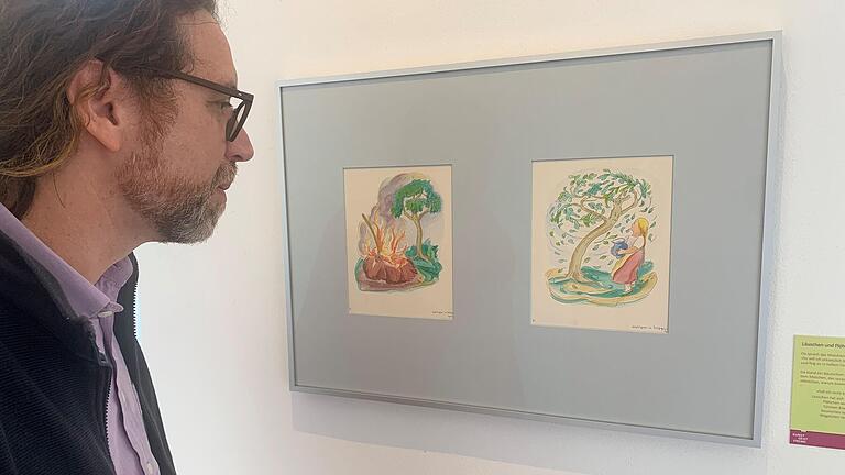 Museumsleiter Nicolas Zenzen betrachtet zwei der zehn Märchenillustrationen aus dem Heimatmuseum Ebern, die bis November im Henneberg-Museum zu sehen sind.       -  Museumsleiter Nicolas Zenzen betrachtet zwei der zehn Märchenillustrationen aus dem Heimatmuseum Ebern, die bis November im Henneberg-Museum zu sehen sind.