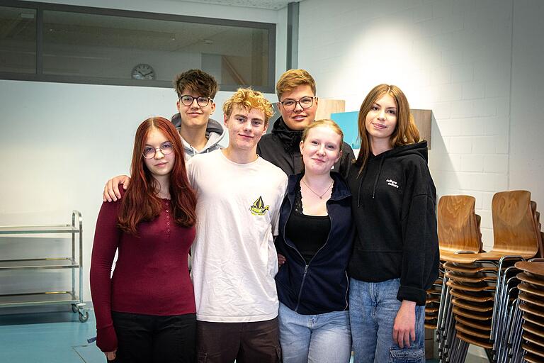 Die Wahl mit 16? Einige Schülerinnen und Schüler der 10a sind unterschiedlicher Meinung. Hinten: Felix und Luca. Vorne: Hannah, Filip, Anouk und Selma.