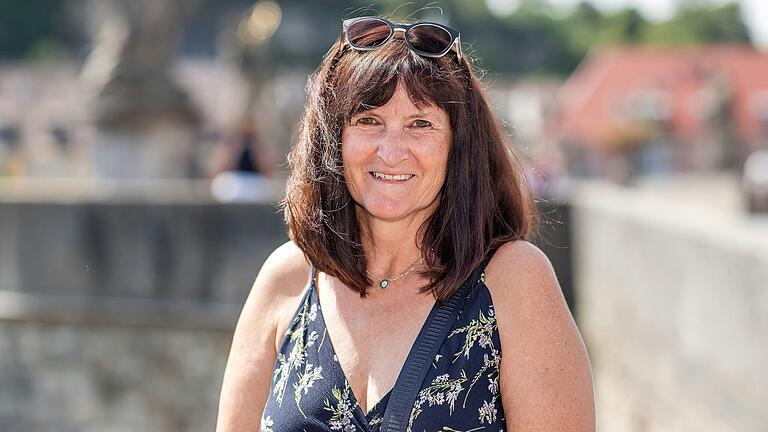 Beate Schmied genießt die Atmosphäre auf der Alten Mainbrücke in Würzburg.