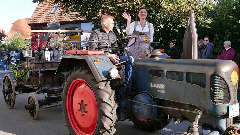 Standesgemäß wurde die historische Saug- und Druckspritze aus dem Jahr 1873 beim Festzug mit einem Oldtimer-Lanz gezogen. Der Fahrer Sven Schmitt und Sonja Flammersberger-Ziegler hatten wie die zahlreichen Zuschauerinnen und Zuschauer ihren Spaß an der Fahrt durch das Dorf.