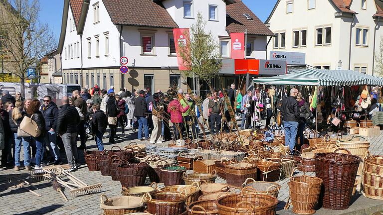 Korbwaren und vieles mehr wurden auf dem Sander Wein- und Korbmarkt angeboten. Korbwaren und vieles mehr wurden auf dem Sander Wein- und Korbmarkt angeboten.