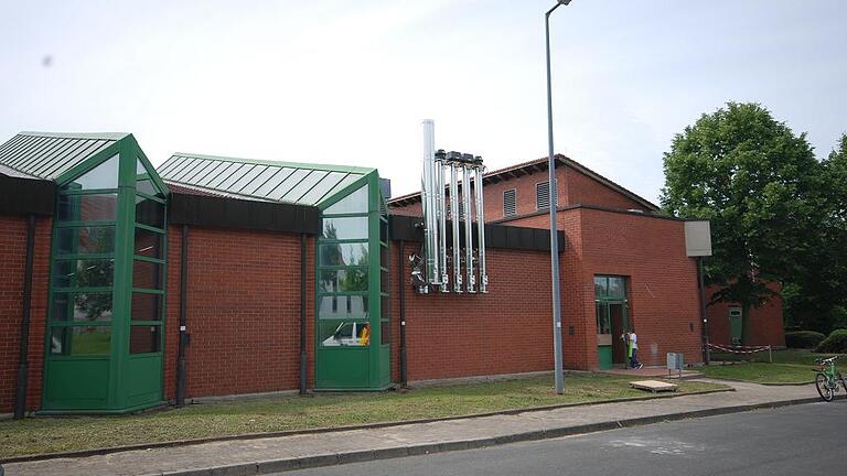 Die ehemalige Kantine (Dining Facility) in der einstigen US-Kaserne Larson Barracks – dem heutigen Kitzinger Innopark – ist der neue Produktionsstandort der Bäckerei Will. Die ehemalige Kantine (Dining Facility) in der einstigen US-Kaserne Larson Barracks – dem heutigen Kitzinger Innopark – ist der neue Produktionsstandort der Bäckerei Will.