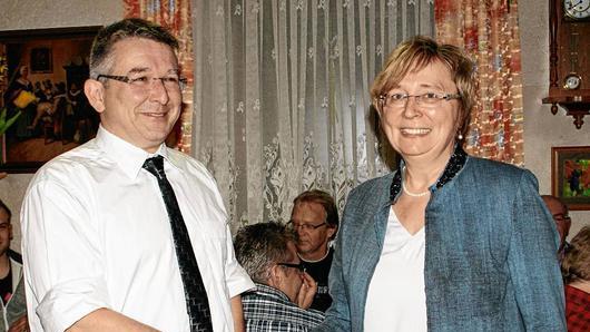 Einstimmig nominierten die Freien Sander Bürger den 49-jährigen Dr. Jörg Kümmel zum Bürgermeisterkandidaten. Herzlich gratulierte dazu die Kreisvorsitzende der WG Haßberge, Birgit Bayer.