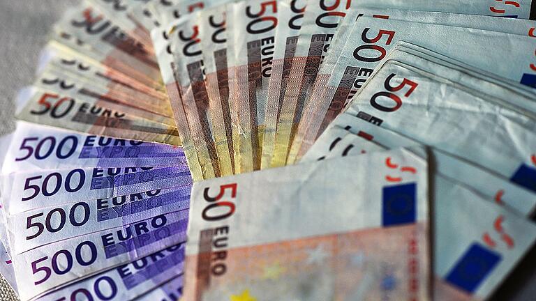 Illustration - Geldscheine - Ein 43-jähriger Mann aus Schweinfurt wurde vom Amtsgericht in Würzburg verurteilt, weil er geholfen hatte, eine vermögende Frau um rund 200 000 Euro zu betrügen. Illustration - Geldscheine - Ein 43-jähriger Mann aus Schweinfurt wurde vom Amtsgericht in Würzburg verurteilt, weil er geholfen hatte, eine vermögende Frau um rund 200 000 Euro zu betrügen.