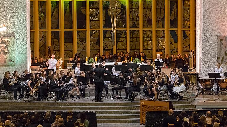 300 Schüler zeigten beim Weihnachtskonzert des Celtis-Gymnasiums im feierlichen Rahmen der Kirche St. Kilian ihr Können.