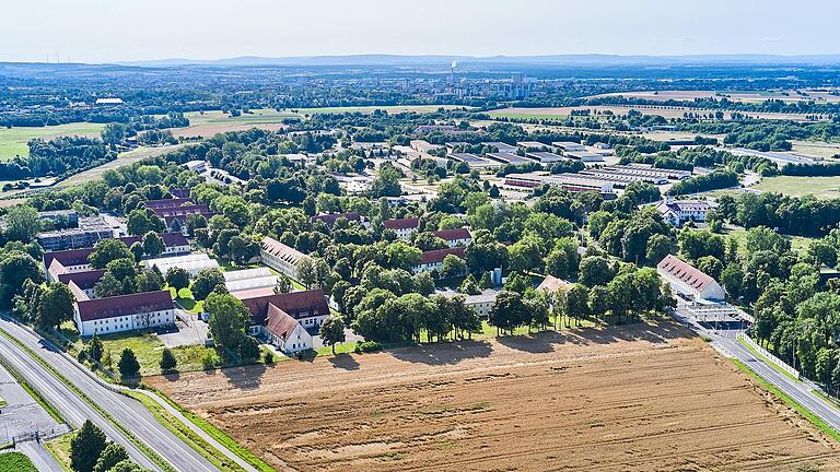 Eine neue Zufahrt rechts am Anker-Zentrum vorbei soll den Gewerbepark Conn Barracks erschließen.