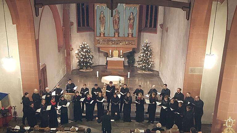 Die 30 Sängerinnen und Sänger mit Professor Matthias Beckert, der als Westheimer ein 'Heimspiel' hatte, mit seinem exzellenten Chor 'Cantabile'.