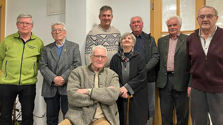 Bei der Jahresversammlung wurden auch wieder Mitglieder für ihre langjährige Mitgliedschaft geehrt. Von links: 1. Vorsitzender Stefan Schön, Walter Fick (50 Jahre), Norbert Wilz (sitzend 40), Andreas Zwick (20), Zita Hartl (50), Reinhard Reubelt (30), Wolfgang Hahn (50) und Rudolf Kirchner (50).