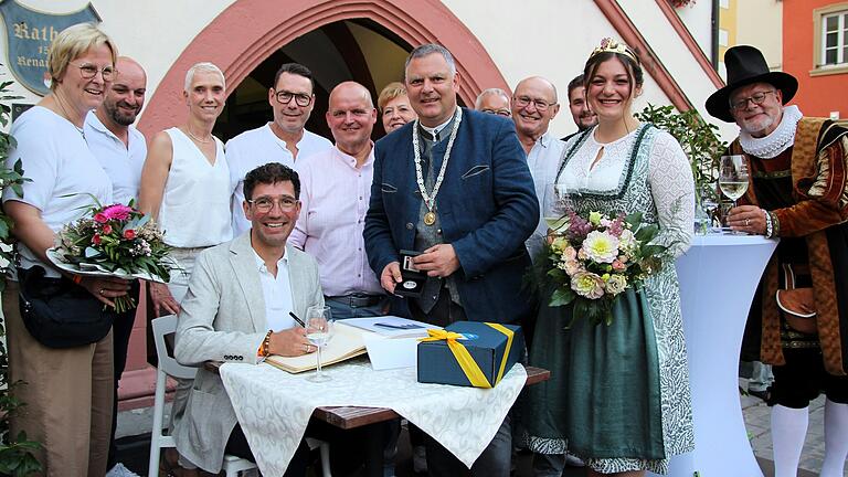 Der frühere Tourismuschef der Volkacher Mainschleife Marco Maiberger trug sich am Freitag im Beisein seiner Frau Heike (links) und zahlreicher Ehrengäste in das Goldene Buch der Stadt ein.