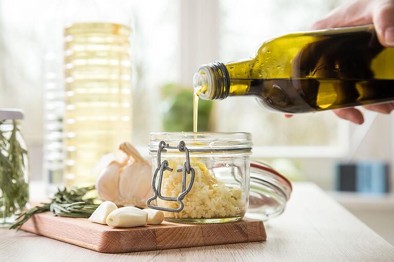 Schmeckt nicht nur lecker, sondern eignet sich für viele Gerichte: hochwertiges Olivenöl. Schmeckt nicht nur lecker, sondern eignet sich für viele Gerichte: hochwertiges Olivenöl.