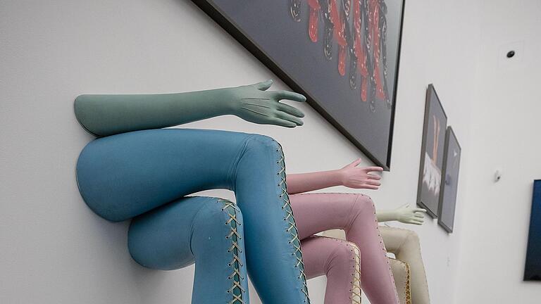 Interessanter Kontrast: Unten die Skulptur von Allen Jones, oben das fotografische Werk, das Gunter Sachs daraus machte. Interessanter Kontrast: Unten die Skulptur von Allen Jones, oben das fotografische Werk, das Gunter Sachs daraus machte.