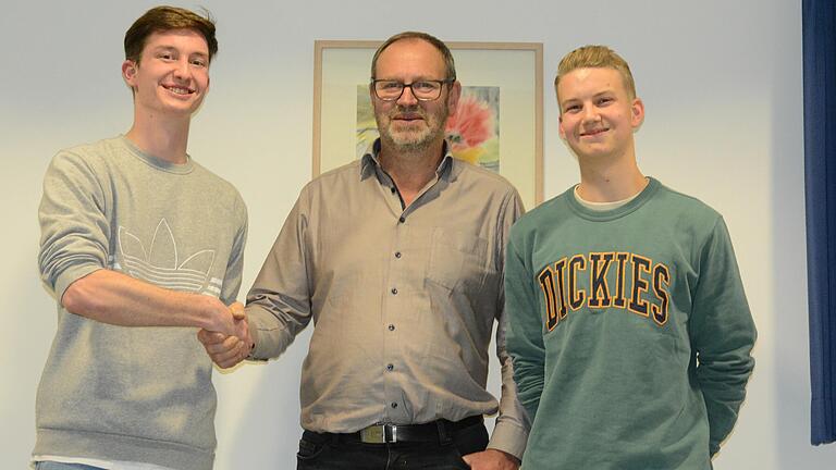 An die Spitze des neuen Sälzer Jugendclubs wurden Florian Mattausch (links) und dessen Stellvertreter Michael Hein (rechts) gewählt, denen Versammlungsleiter und Bürgermeister Martin Schmitt auch entsprechende Unterstützung der Gemeinde signalisierte.