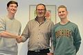 An die Spitze des neuen Sälzer Jugendclubs wurden Florian Mattausch (links) und dessen Stellvertreter Michael Hein (rechts) gewählt, denen Versammlungsleiter und Bürgermeister Martin Schmitt auch entsprechende Unterstützung der Gemeinde signalisierte.