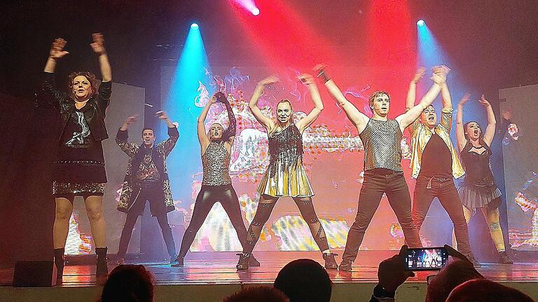 'We will Rock you' – Espen Nowacki und sein Starensemble 'rockten' wirklich die Stadthalle. 'We will Rock you' – Espen Nowacki und sein Starensemble 'rockten' wirklich die Stadthalle.
