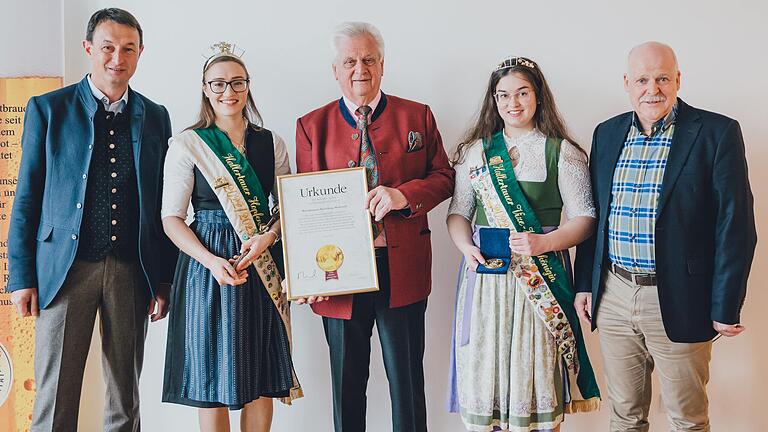 Von links: Werner Gloßner (Geschäftsführer Doemens), Susanne Kaindl (Hopfenkönigin), Eckhard Himmel (Kesselring Seniorchef), Julia Eichstätter (Vize-Hopfenkönigin) und Matthias Hajenski (Brauring Geschäftsführer).