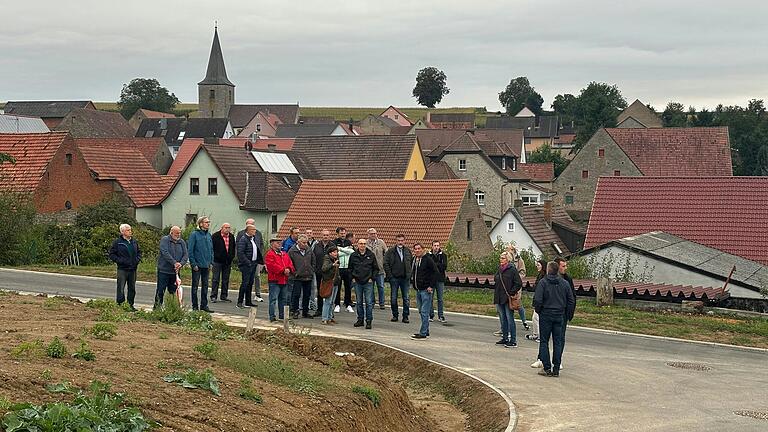 Beim Ortsrundgang in Zeubelried standen vor allem die neuen Baugebiete, wie hier am Eichenweg, im Fokus des Interesses.