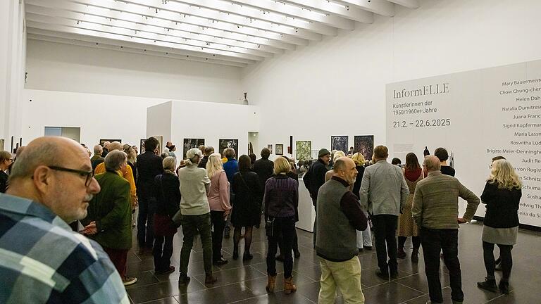 Zahlreiche Gäste kamen zur Eröffnung der Ausstellung InformELLE  in der Kunsthalle.