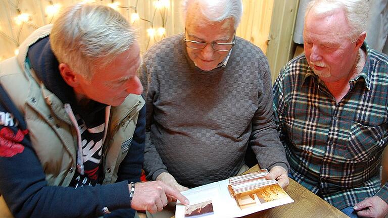 Wolfgang Hartmann (Mitte) heute. Beim Treffen ehemaliger Gelbfarb-Schüler im ersten Harry Gelbfarb Studio im Graben schaut er sich mit Erwin Ludwig (links) und Werner Glaab alte Fotos an.