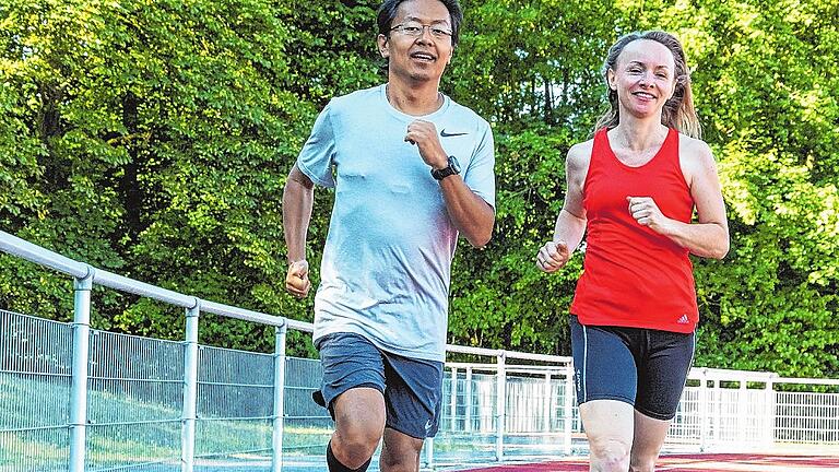 Rechtsanwalt Chan-jo Jun und seine Frau Sonja beim gemeinschaftlichen Training am Sanderrasen. Jun hat spät des Laufen entdeckt und bereitet sich nun auf seinen ersten Marathon vor.